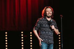 Koomikko Ilari Johansson esiintyy Tuulensuun Palatsin Stand Up Club -illassa lauantaina 15. lokakuuta 2022. Kuva: Matias Ahonen. Kuva on vapaasti julkaistavissa.