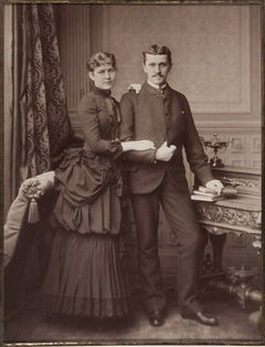Fanny Grahn ja Paul Sinebrychoff kihlajaiskuvassa 1883.
Kuva: Johannes Jaeger. Tukholma.