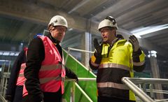 Ministeri Lintilä tutustumassa laitokseen liiketoimintajohtaja Mauri Lielahden kanssa. Kuva: Neodes