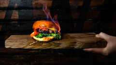 Rooster on tunnettu tulisista ja mehevistä burgereistaan. Pihvit valmistetaan Tammisen rotukarjasta.