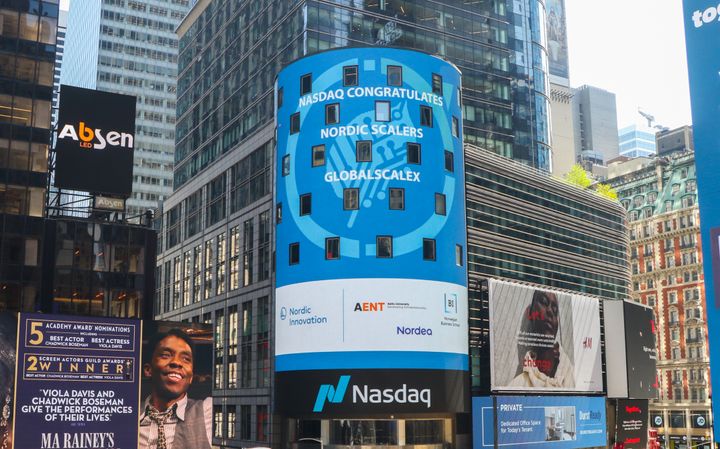 Ohjelman lanseerauksessa on markkinointikumppanina mukana myös Nasdaq. Kuvassa on New Yorkin Times Squarella julkaistava mainos, jossa Nasdaq onnittelee GlobalScaleX-ohjelman toteuttavia organisaatioita.