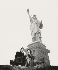 Eino ja Helena Ruutsalo Annika-vauva sylissään 
New Yorkissa vuonna 1949 (kuva: Eino Ruutsalon perikunta)