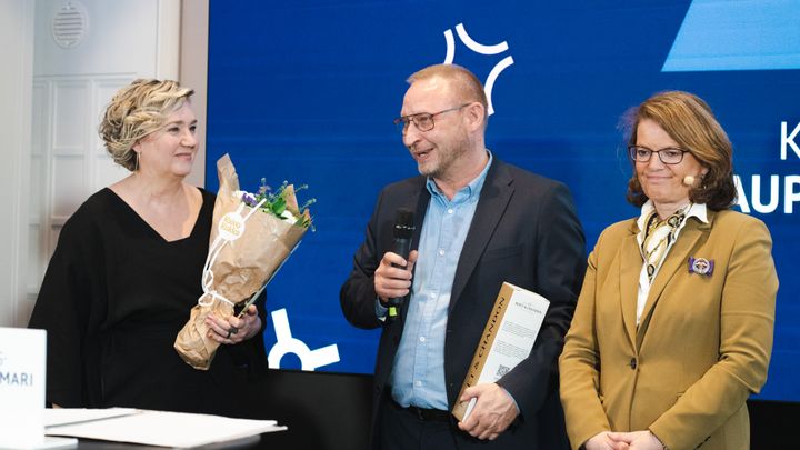 Kuvassa vasemmalta oikealle: Lapuan Kankurien yrittäjät Jaana ja Esko Hjelt sekä palkintoraadin puheenjohtajana toiminut Marina Vahtola.