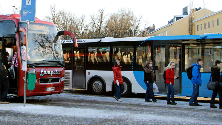 Använd kollektivtrafik utanför rusningstiderna om du kan.