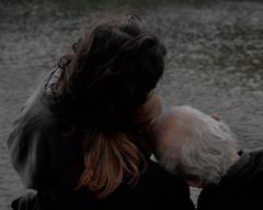 FUR-tanssiteos pyrkii ravistelemaan karvoihin liittyviä käsityksiä ja yleistyksiä. Kuva: Julius Töyrylä.