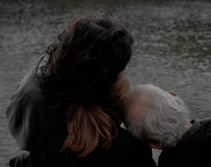 FUR-tanssiteos pyrkii ravistelemaan karvoihin liittyviä käsityksiä ja yleistyksiä. Kuva: Julius Töyrylä.