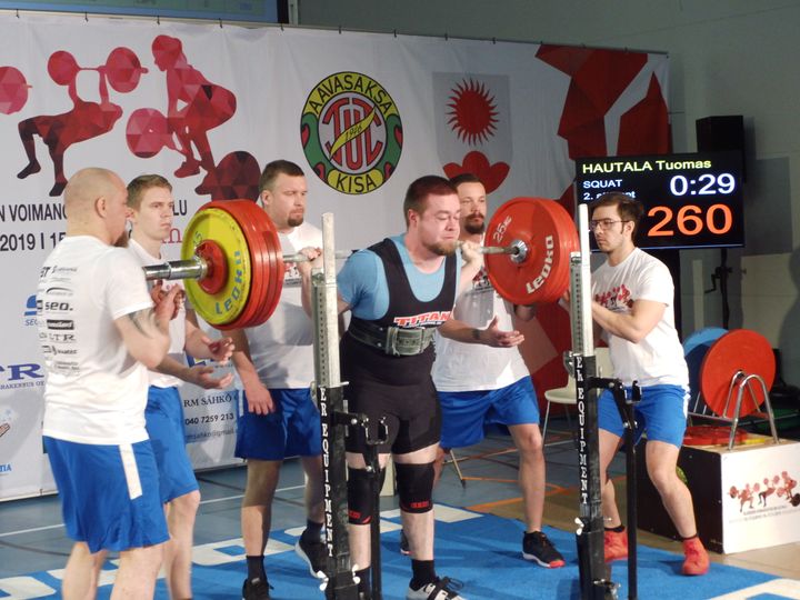 Lapuan Ponnistuksen Tuomas Hautala vei sarjan 105 kg:a mestaruuden.