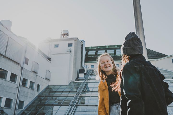 On kiinnitettävä huomiota siihen, mikä vetoaa lapsiin ja minkä he itse näkevät kaksi- ja monikielisyydessä tärkeäksi. (Kuva: Lapsiasiavaltuutetun toimisto)