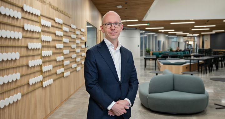 "On upeaa palata Suomeen opettamaan ja tekemään tutkimusta näin ainutlaatuisen hankkeen puitteissa", Samuli Knüpfer sanoo. Kuva: Roope Kiviranta / Aalto-yliopisto