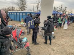 Ukrainasta paenneta ihmisiä Medykan rajanylityspaikalla, Puolassa. Kuva: Lääkärit Ilman Rajoja.