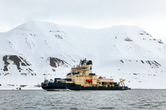 Jäänmurtaja Oden Huippuvuorilla, Longyearbyenin edustalla. Kuva Marcel Schütz / Svalbard Photography