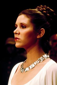 Prinsessa Leia ja Planetaariset laaksot -kaulakoru Tähtien sota: Episodi IV – Uusi toivo -elokuvassa vuonna 1977. (© Lucasfilm Ltd. & TM. All Rights Reserved.& TM. All Rights Reserved.)