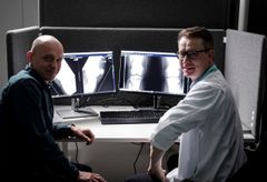 Laboratorionjohtaja Sami Äyrämö Jyväskylän yliopistosta ja professori, johtajaylilääkäri Juha Paloneva kehittävät tekiälymalleja polven nivelrikon diagnosoimiseen. Kuva: Jyväskylän yliopisto