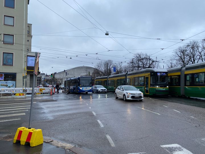 Liikennettä Mannerheimintiellä huhtikuussa 2021. Kuva: Louhintahiekka Oy