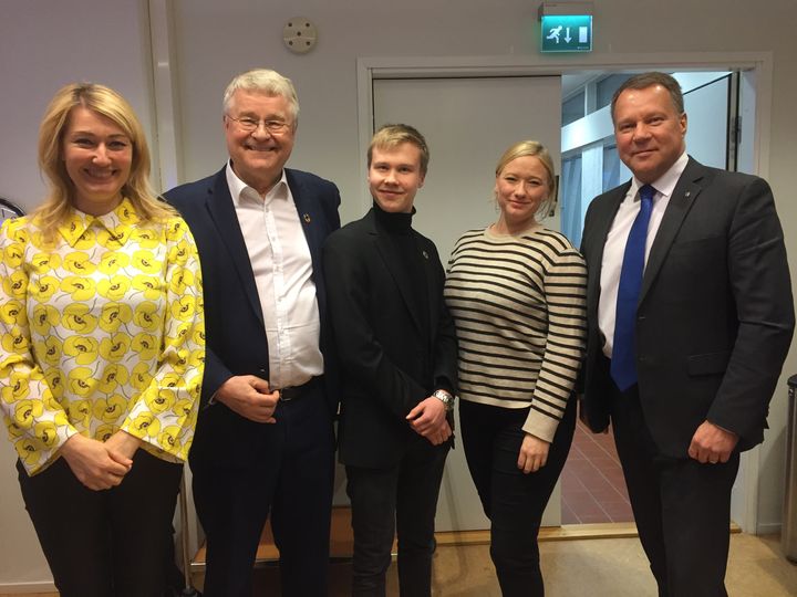 Nuorisovaltuuston ensimmäisenä edustajana kaupunginhallituksen kokouksessa toimi Lauri Hietanen (kuvassa keskellä). Kuvassa myös Maria Guzenina, Markku Markkula, Henna Partanen ja Jukka Mäkelä.