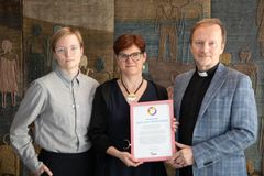 Kuvassa Setan puheenjohtaja Sakris Kupila ja Kirkkohallituksen puolesta Sari-Annika Pettinen ja Jarmo Kokkonen.