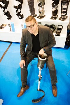 ”Käyttäjä voi muokata kehittyneimpien myoelektronisten proteesien toimintoja älylaitteilla ja jopa eleohjauksella”, sanoo Össur Finlandin operatiivinen johtaja, fysioterapeutti Mika Määttänen.