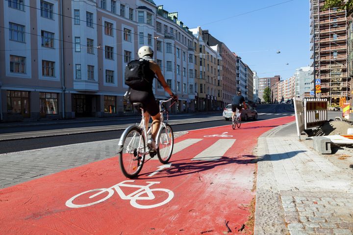 Pyöräväylät päällystetään punaisella asfaltilla ja pinnoitteella, jotta ne erottuvat paremmin muista kadun osista. Kuvassa Hämeentien pyöräkaista. Kuva: Raine Huvila