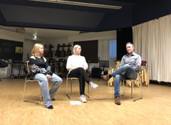Sariolan yhteiskoulun päivänavaushaasteessa rehtori Ville-Pekka Haapakaria haastattelivat oppilaskunnan hallituksen jäsen Emilia Eerola sekä lukutaito-opettaja Pirjo Laatikainen.