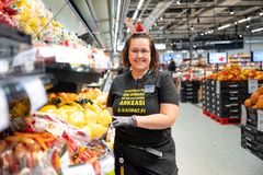 S-market Tammisaaressa ollaan jo jouluisissa tunnelmissa. Kuvassa heviosaston vastaava Linda Westerlund. Kuva: Oscar Keserci