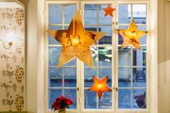 Nostalgiset joulutähdet koristavat museon ikkunoita. Kuva: Maija Astikainen