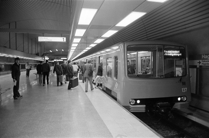 Matkustajia nousemassa metrojunaan Hakaniemen metroasemalla 1982. Kuva: Helsingin kaupunginmuseo.