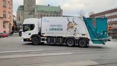 HSY:n uutuuttaan kiiltävä täyssähköinen jäteauto on aloittanut päivittäisen työn Helsingin kantakaupungissa. HSY:n ja VTT:n yhteisprototyyppinä syntynyttä autoa on testattu intensiivisesti loppuvuoden aikana ja se tyhjentää tällä hetkellä sekajäteastioita. Auton tunnistaa kehräävän ilveksen kuvasta kyljessään. Kuva: Jussi Moilanen / HSY
