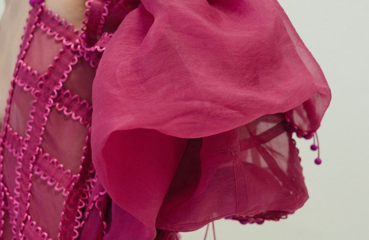 Näytös21-mallistot julkistetaan 28. toukokuuta, mutta jo 22. toukokuuta alkaen Fashion in Helsinki -muotiviikolla on mahdollisuus ihailla Aallon opiskelijoiden ja alumnien töitä ympäri Helsingin keskustaa. Kuvassa yksityiskohta Hyères-muotikilpailun kärkeen yltäneen Sofia Ilmosen työstä. Kuva: Juho Huttunen