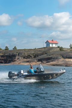 L-perheeseen kuuluu edelleen myös isomman veneen ominaisuuksilla laajennettu Buster Lx. Pikkuveljeään 45 kiloa painavamman Lx:n etuja ovat kiinteä 53-litrainen polttoainetankki sekä kuskin ja kartturin erillisistuimet, jolloin takapenkille tuulilasien suojaan mahtuu vielä kolme matkustajaa. Sateen sattuessa kuomun alla voi matkustaa siis kaikkiaan viisi henkeä.