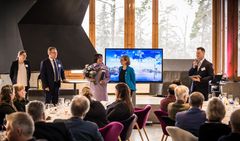 Vuoden 2022 Espoo Ambassador -palkinto luovutettiin professori Rebecca Piekkarille 2.12.2022. Kuva: Mikko Lehtonen