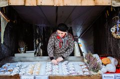 Strömmingsförsäljare på fjolårets marknad. Fotograf: Eetu Ahanen