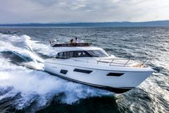 Riva Iseon lisäksi Helsingin venemessuilla nähdään toinenkin Ferretti Groupin vene, luksustason flybridge Ferretti Yacht 450. Ferretti-malliston pienempää päätä edustava 450 on lähes 800 000 euron arvoinen. 