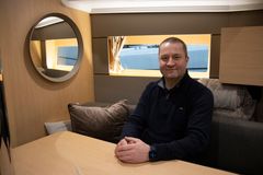 Kuvassa yrittäjä Antti Saarisalo Oceaniksen salongissa. Kuva: Ajola Yachts, Ajolanranta