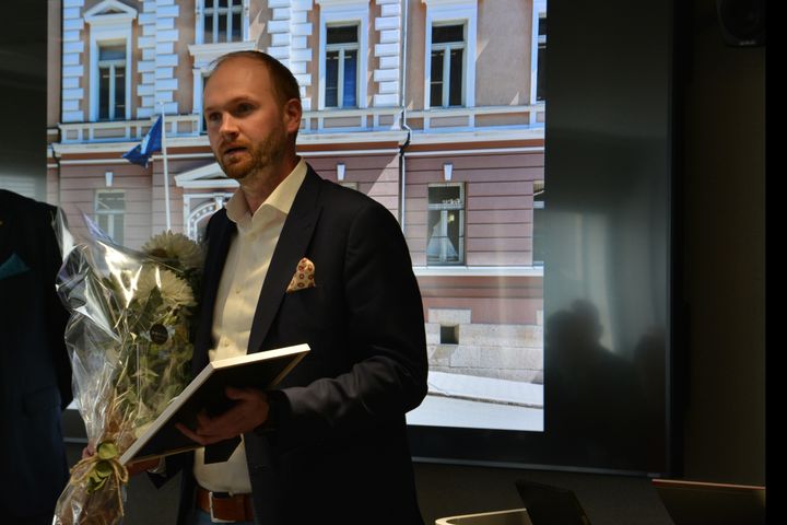 Valmet Automotive Oy:n henkilöstöjohtaja Tomi Salo vastaanotti palkinnon tänään Turun kauppakamarin kevätkokouksessa.
