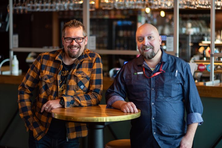 Ravintolapäälliköt Petri Loponen ja Vessu Juvonen ovat nähneet olutkulttuurin murroksen. Kuva: Lari Lappalainen