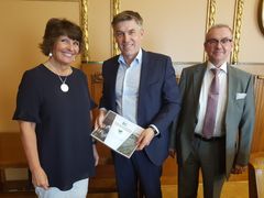MTK:n Marttila ja WSP Finland Oy:n Mäntynen luovuttivat 5G-selvityksen ministeri Bernerille