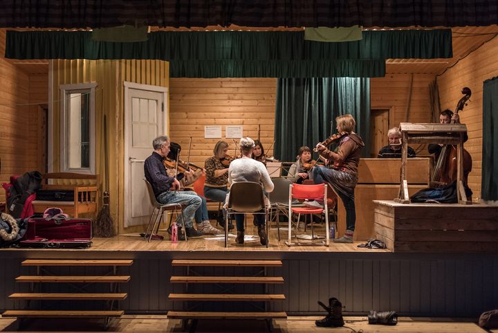 Köyhäjokis ensemble på byhusets scen. Nästan varje Kaustby-by har sitt eget band med sina ackord. Foto: Lauri Oino