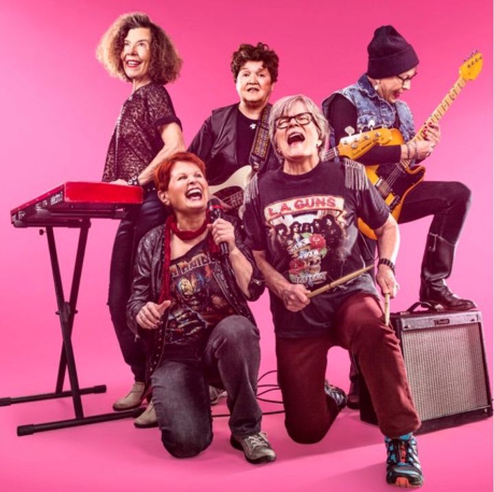 Viiden naisen rokkibändi Riskiryhmä on villinnyt yleisöä jo usean vuoden ajan. Bändin kaikki jäsenet ovat reilusti yli 70-vuotiaita, ja rumpali jo 84! Kuva: ArtsEqual