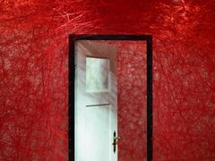 Chiharu Shiota, Äärirajoilla (Tracing Boundaries), 2021. © Paula Virta / EMMA – Espoon modernin taiteen museo.