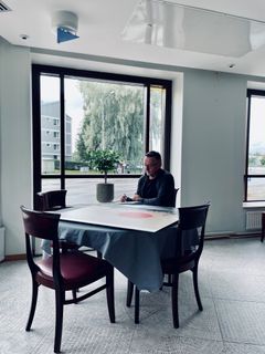 Taiteilija Tuomo Kukkonen signeeraa Seurahuone Apartments -huoneistoihin tulevia teoksia. Kuva: Original Sokos Hotel Seurahuone, Savonlinna