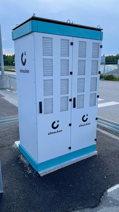 Ruotsalaiset sähköautokuskit hyötyvät järjestelmästä, joka jakaa tehoa dynaamisesti sen mukaan, millainen latauskäyrä, latausaste ja akun lämpötila ladattavilla autoilla on.