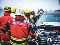Tieliikenneonnettomuuksien vaatimia pelastustekniikoita käytiin läpi Palopäällystöliiton Road Rescue tapahtumassa lokakuussa 2019. Kuva: Ossi Pietiläinen