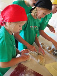 Ruokakouluissa lapset oppivat ruoanlaitosta ja terveellisestä ruokavaliosta käytännön kautta, itse tekemällä.