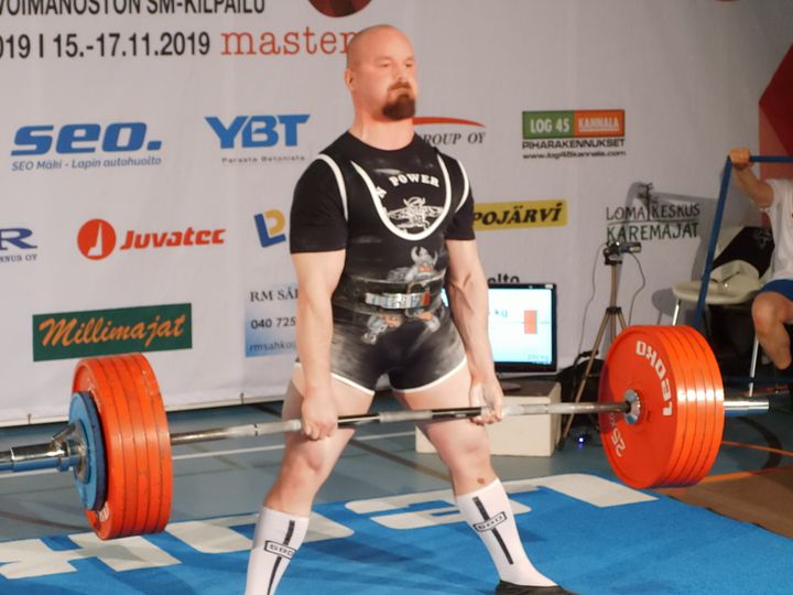 Mikko Ronkainen ratkaisi mestaruuden 297,5 kg:n maastanolla ja paransi uudeksi SE:ksi 306,0 kg:a kolmannella vedollaan.