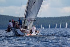 Heinolan Pursiseuran Jyri Lehtisen urheiluvene Auvo oli suurine purjeineen etulyöntiasemassa kevyttuulisessa kesän 2017 Motonet Päijännepurjehduksessa.  