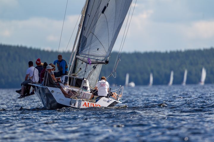 Heinolan Pursiseuran Jyri Lehtisen urheiluvene Auvo oli suurine purjeineen etulyöntiasemassa kevyttuulisessa kesän 2017 Motonet Päijännepurjehduksessa.  