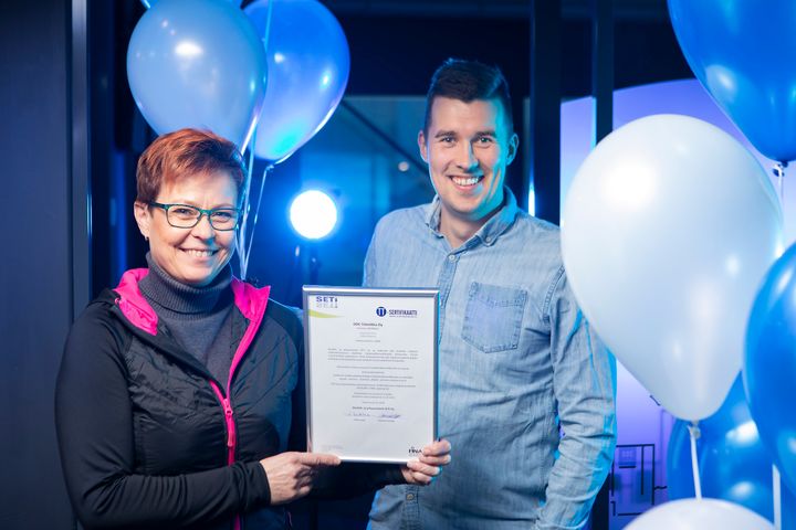 DDC-Tekniikan projektipäällikkö Anne Liukkonen ja toimitusjohtaja Jussi Leinonen vastaanottivat TT-sertifikaatin yrityksen uusissa toimitiloissa.