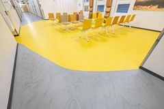 Harmaa-keltaiset tilat ovat E-rakennuksesta, johon tulee Oulun ydinsairaalan sädehoitoyksikkö. Kohteessa pääurakoitsijana toimi Hartela. Kuvaaja: Henri Luoma. Kuvat ovat vapaasti julkaistavissa.