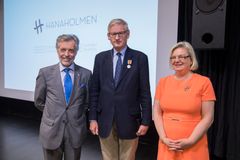 Suomalais-ruotsalaisen kulttuurirahaston puheenjohtaja Jan-Erik Enestam, Carl Bildt ja Hanasaaren toimitusjohtaja Gunvor Kronman
