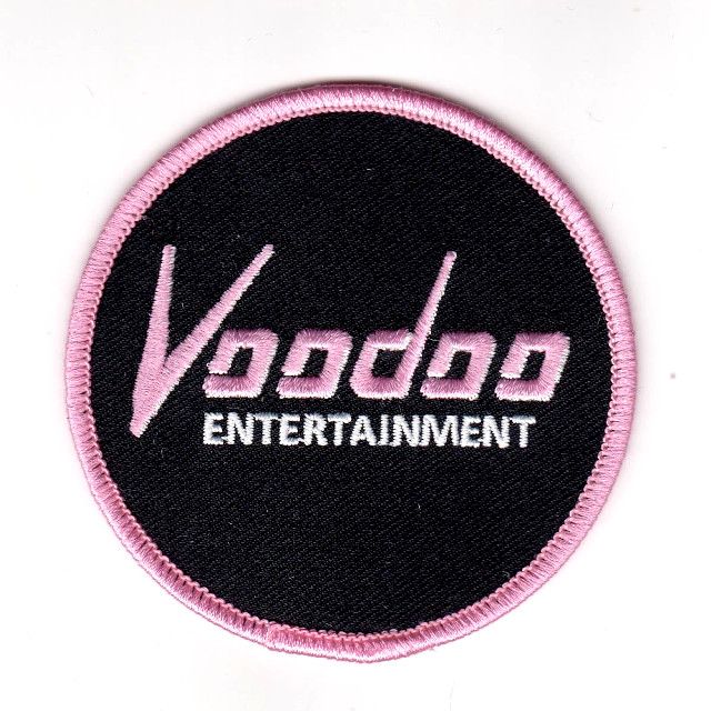 Harvinaislaatuinen Voodoo Entertainment -haalarimerkki 25 ensimmäiselle opiskelijalle